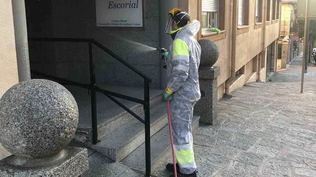 Limpieza y desinfección de la calle Velázquez