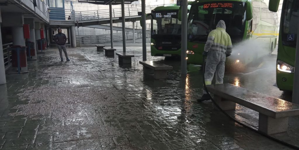 Limpieza y desinfección de estación de autobuses y diversas zonas comerciales