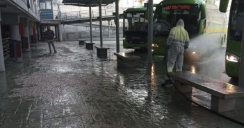 Limpieza y desinfección de estación de autobuses y diversas zonas comerciales