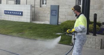 Limpieza y desinfección de accesos a Euroforum Infantes