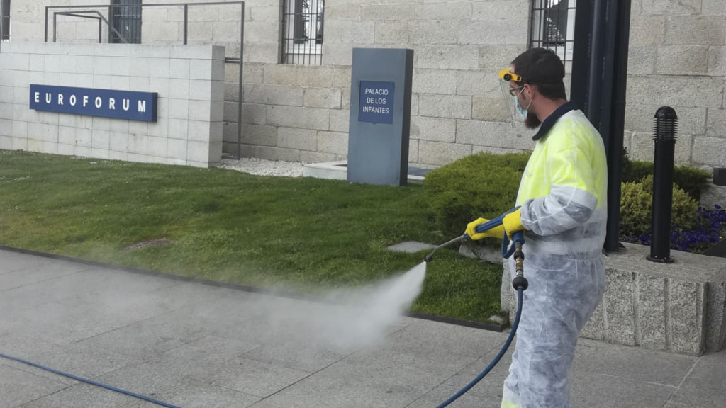 Limpieza y desinfección de accesos a Euroforum Infantes