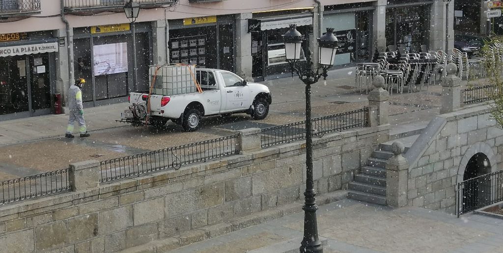 Limpieza y desinfección de la plaza de La Constitución