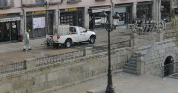 Limpieza y desinfección de la plaza de La Constitución