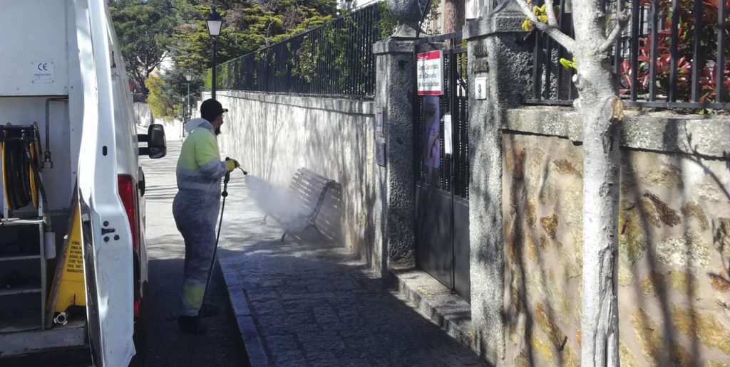 Limpieza y desinfección de accesos a residencias de mayores