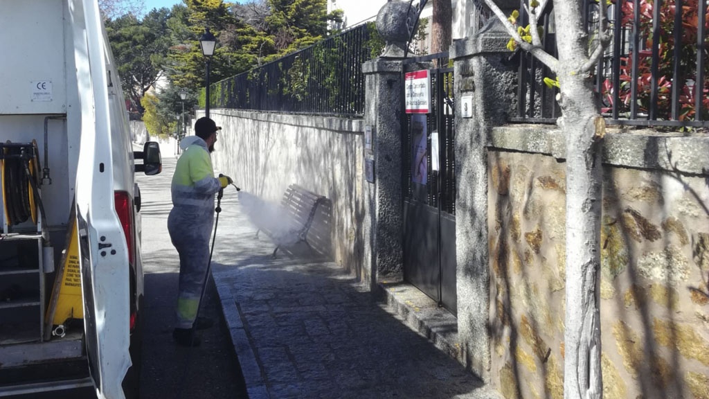 Limpieza y desinfección de accesos a residencias de mayores