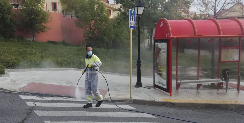 Limpieza y desinfección de marquesinas bus e islas de residuos