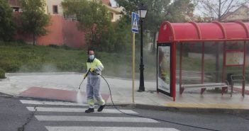 Limpieza y desinfección de marquesinas bus e islas de residuos