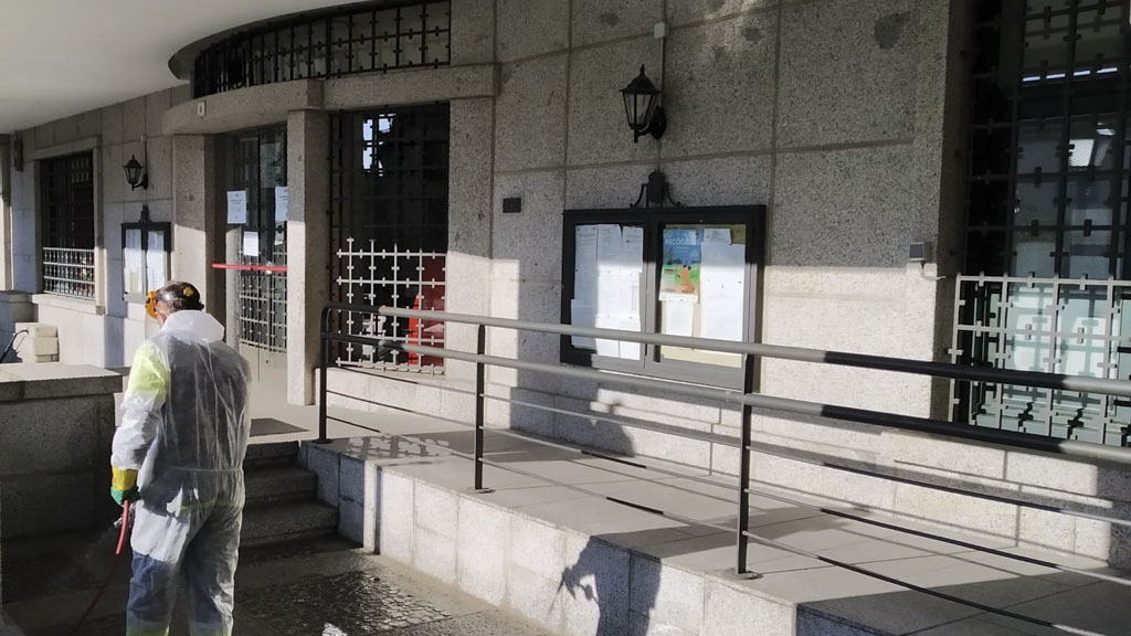 Limpieza y desinfección de aceras de acceso a zonas publicas y comerciales