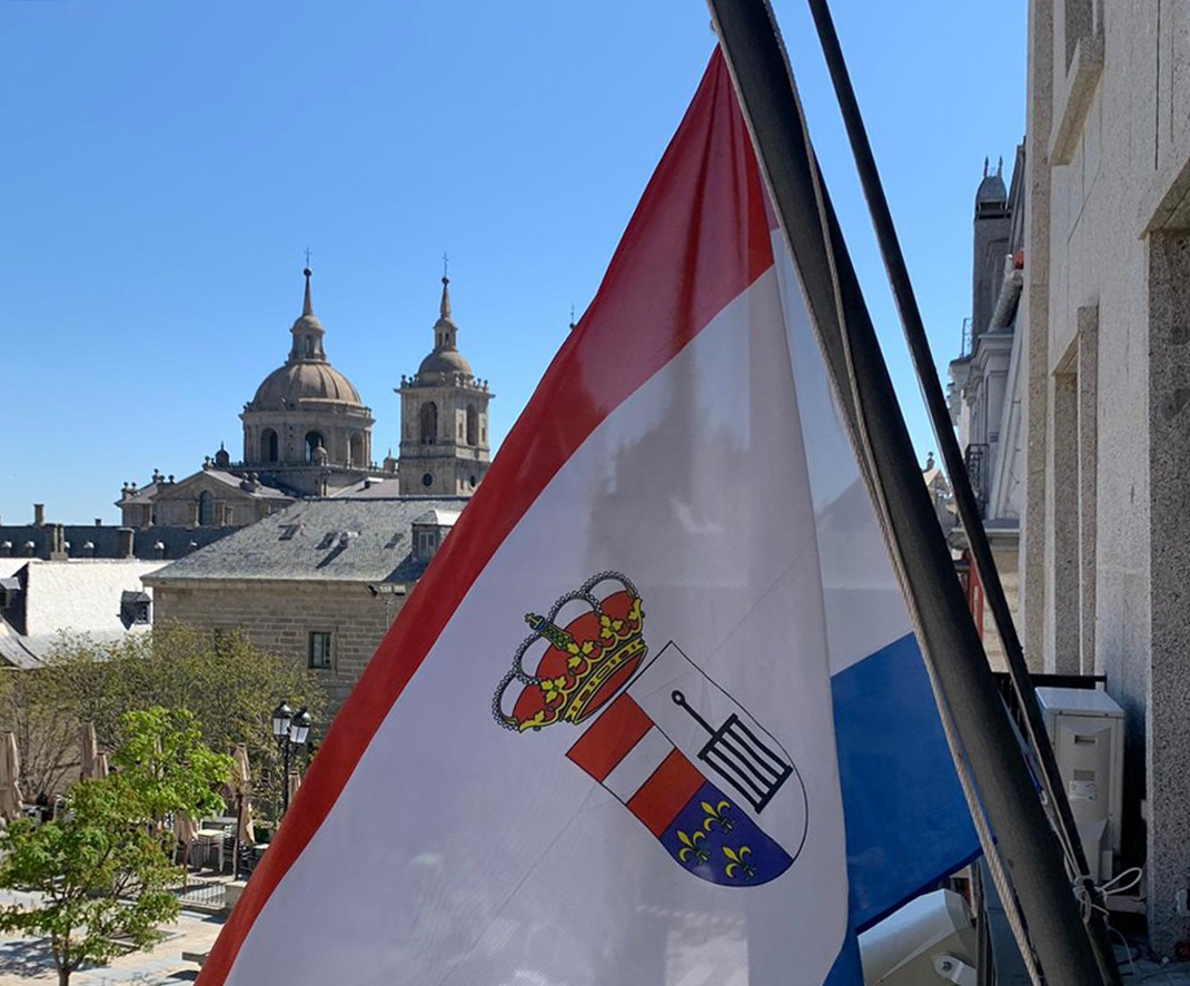 Bandera a media asta