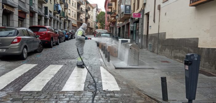 Limpieza de la calle Joaquín Costa
