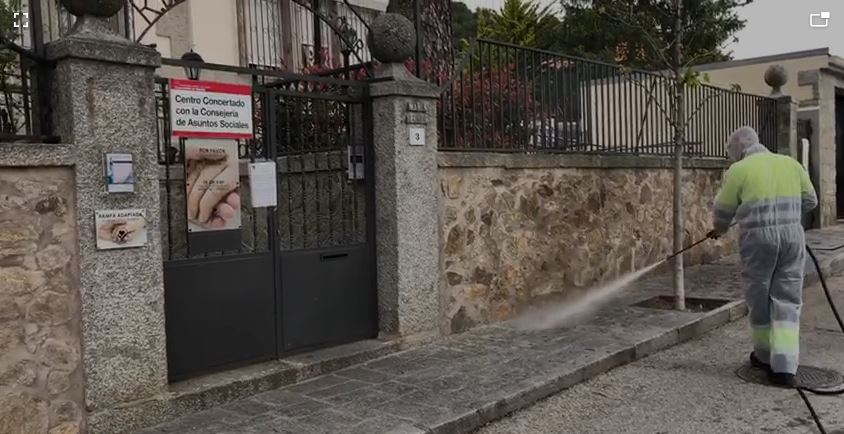 Limpieza en alrededores de la Residencia María Leonor