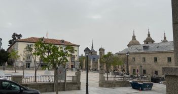 Plaza de la Constitución San Lorenzo de El Escorial desierta durante el COVID-19