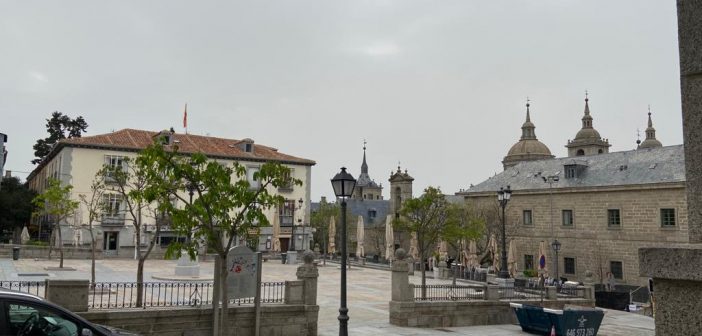 Plaza de la Constitución San Lorenzo de El Escorial desierta durante el COVID-19