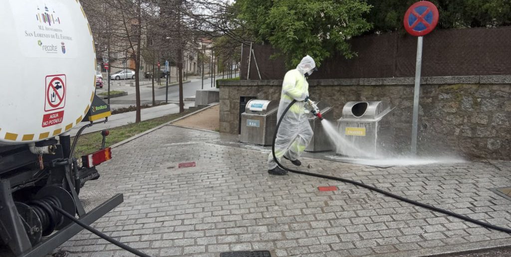 Limpieza y desinfección de la calle Juan Abelló Pascual