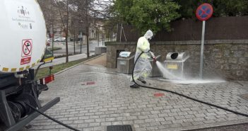 Limpieza y desinfección de la calle Juan Abelló Pascual