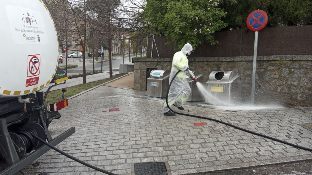 Limpieza y desinfección de la calle Juan Abelló Pascual