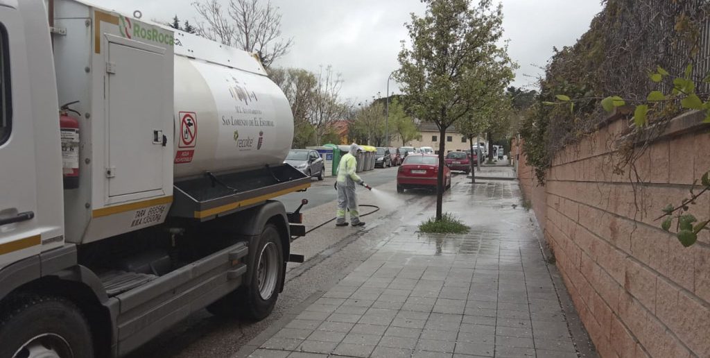 Limpieza y desinfección de la calle Salvador Almela Navarro