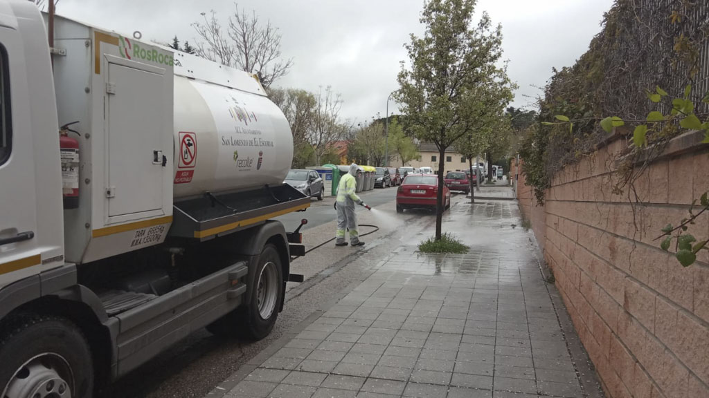 Limpieza y desinfección de la calle Salvador Almela Navarro