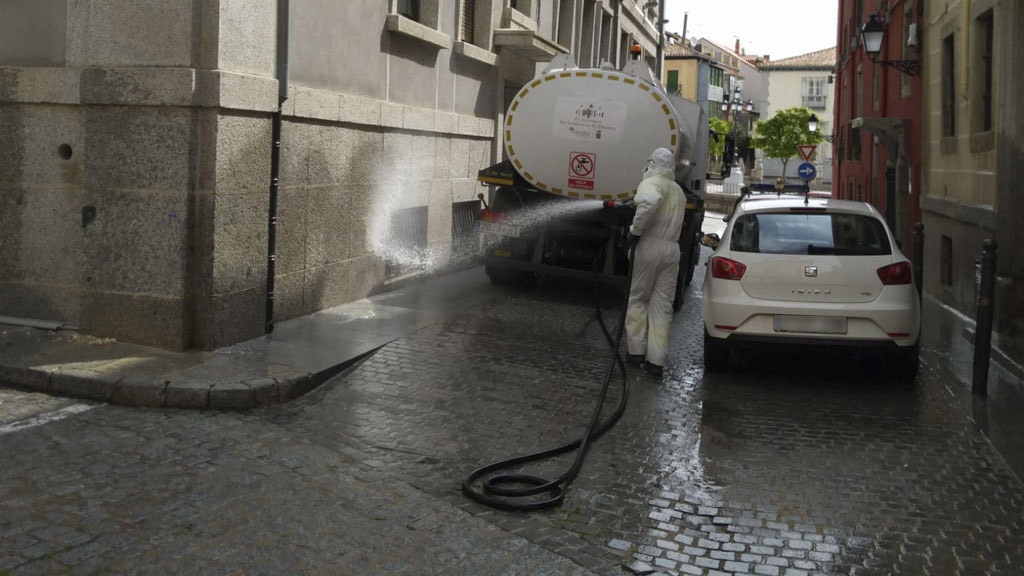 Limpieza y desinfección del Ayuntamiento y alrededores