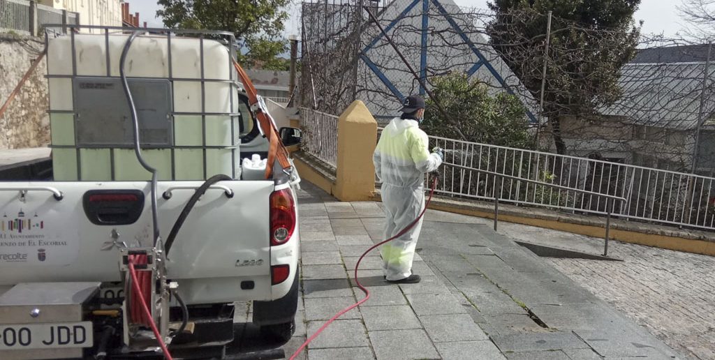 Limpieza y desinfección de la calle Calvario y aledaños