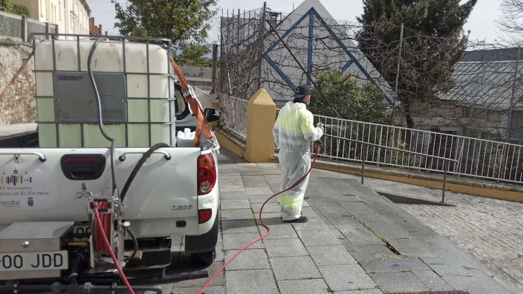 Limpieza y desinfección de la calle Calvario y aledaños