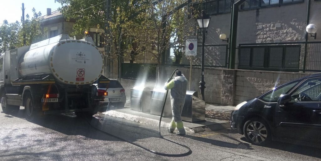Limpieza y desinfección de la calle Infantes y aledañas