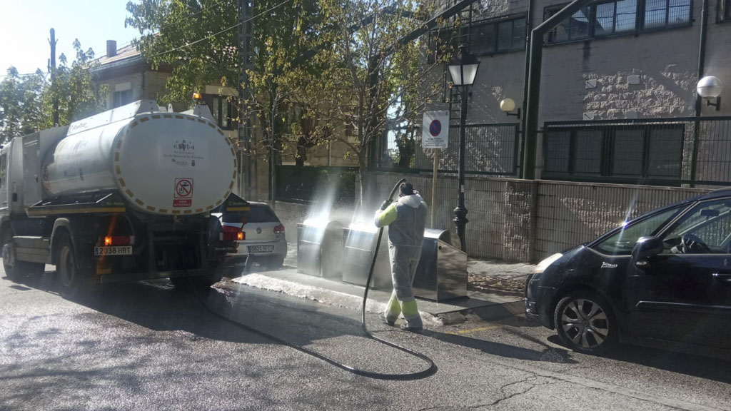 Limpieza y desinfección de la calle Infantes y aledañas