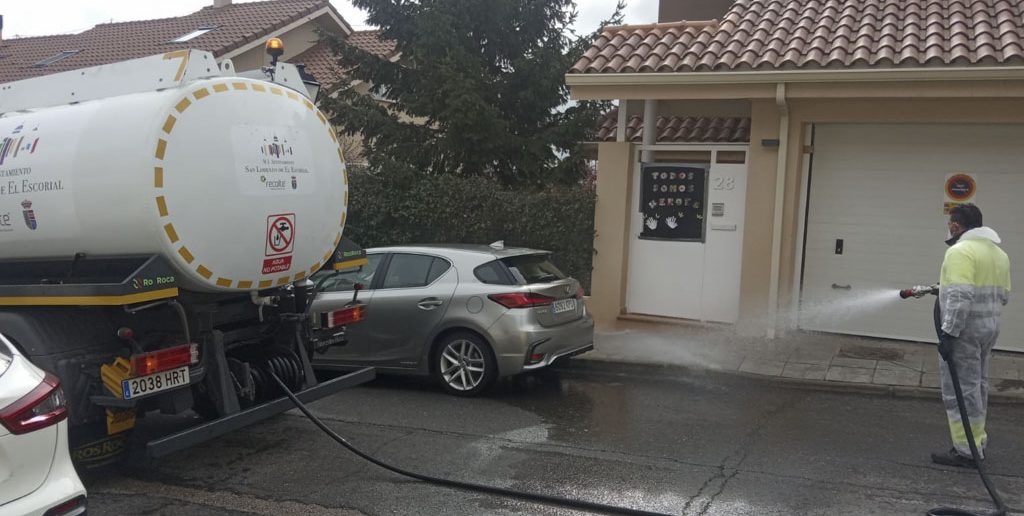 Limpieza y desinfección de calles en la zona de Las Cebadillas