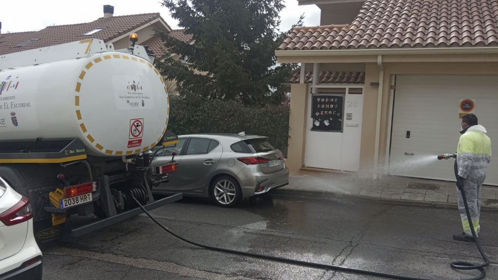 Limpieza y desinfección de calles en la zona de Las Cebadillas