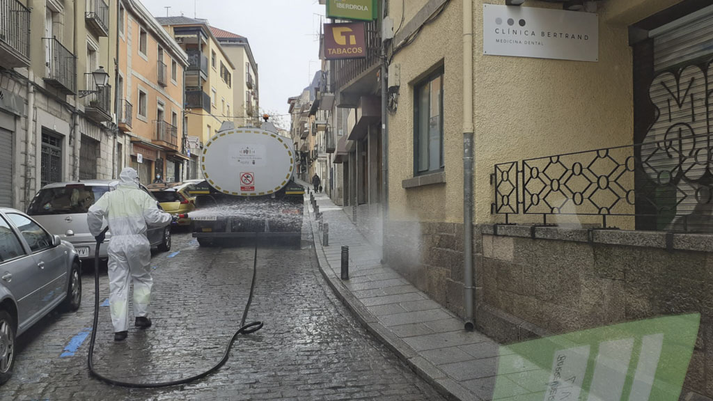 Limpieza y desinfección de la calle de Las Pozas y aledañas