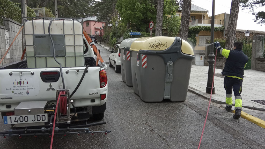 Limpieza y desinfección de la Carretera de la Presa y calles contiguas