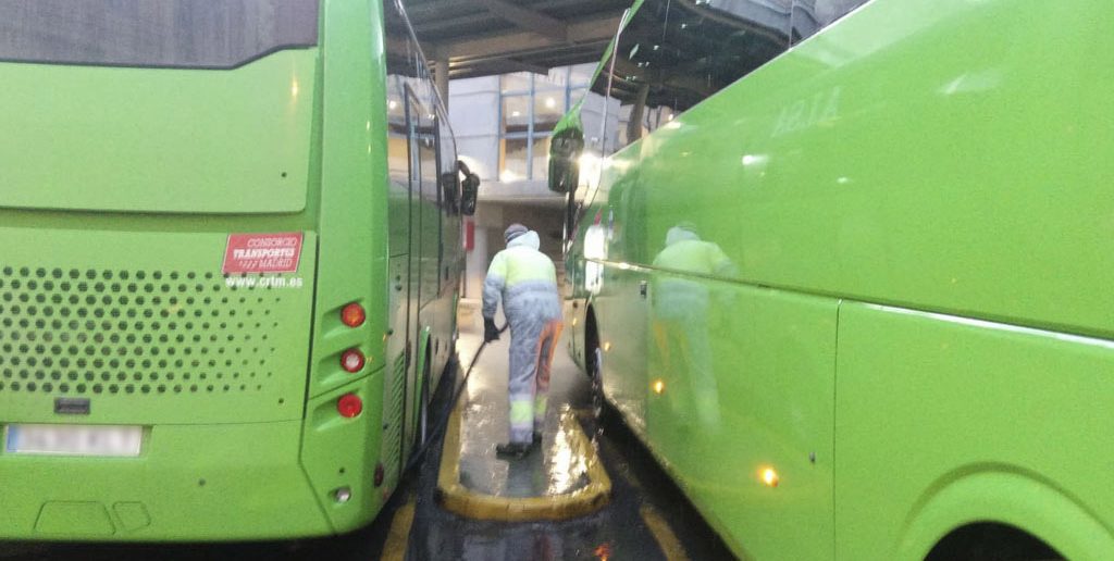 Limpieza y desinfección de darsena estación de autobuses