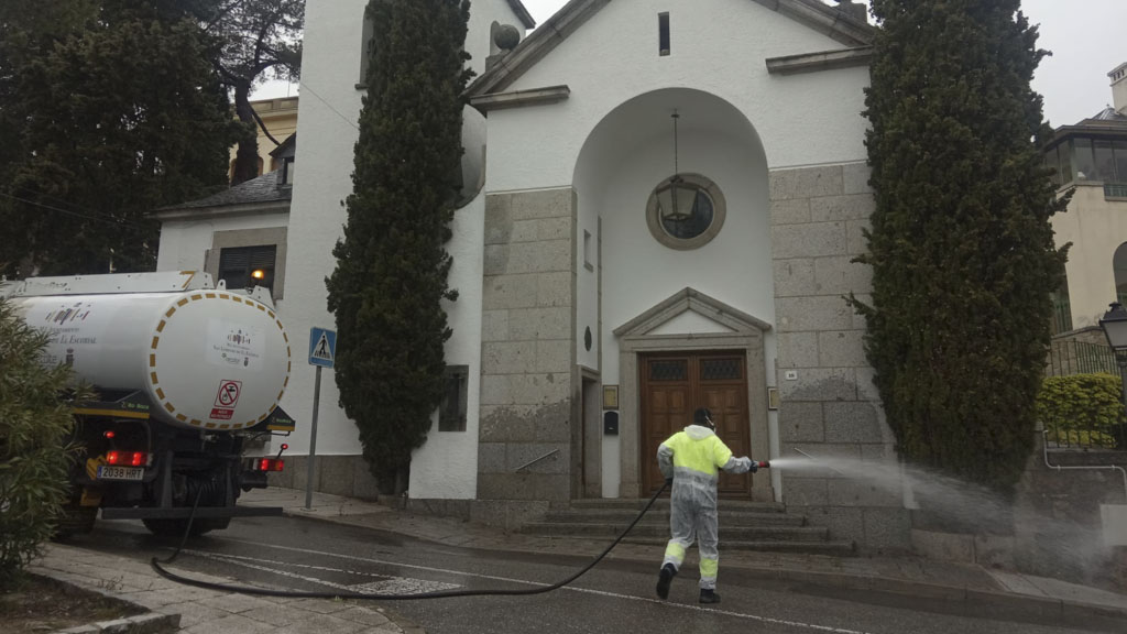 Limpieza y desinfección del barrio y capilla de Abantos