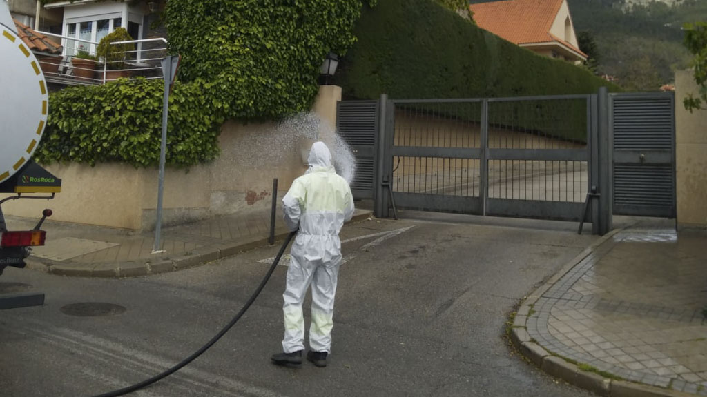 Limpieza y desinfección calle Claveles y alrededores