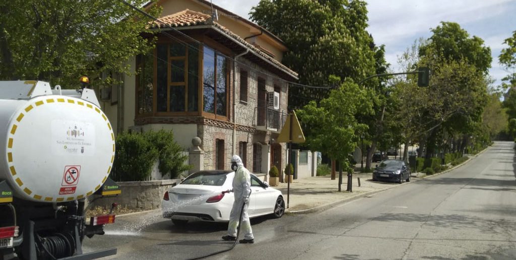Limpieza y desinfección de Ctra. Robledo y Zona de los Alamillos