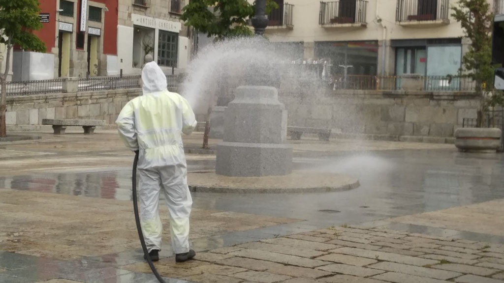 Limpieza y desinfección de la Plaza del Ayuntamiento