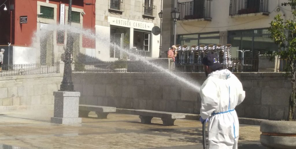 Limpieza y desinfección de la Plaza del Ayuntamiento