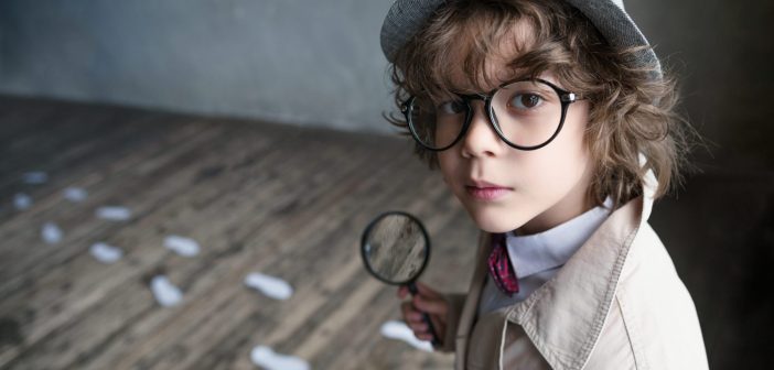 Niño jugando a detectives