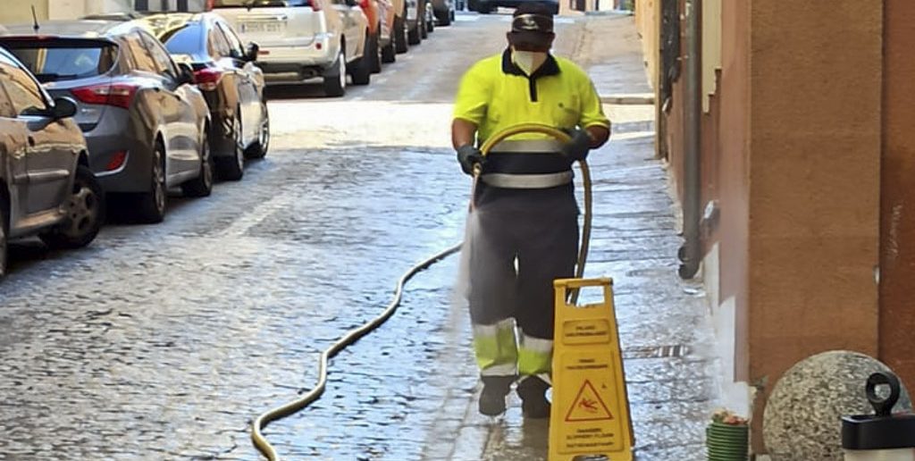 Limpieza y desinfección diversas calles finales de julio