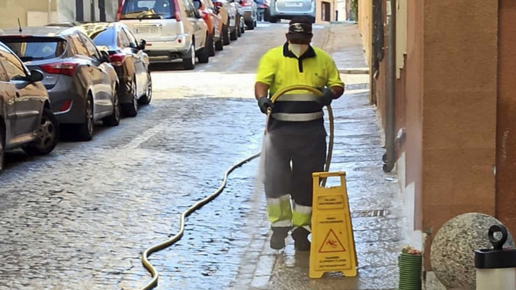 Limpieza y desinfección diversas calles finales de julio