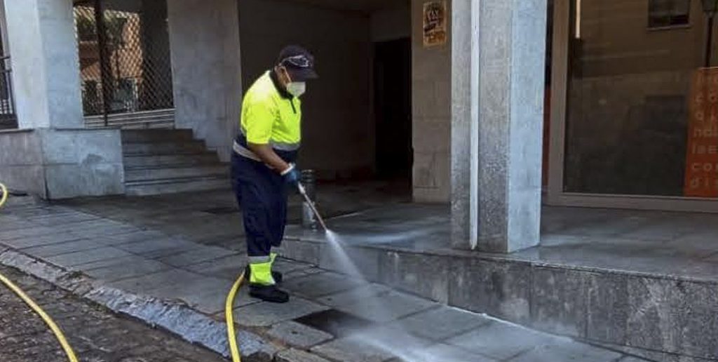 Limpieza y desinfección diversas calles Patriarca y Juan de Austria