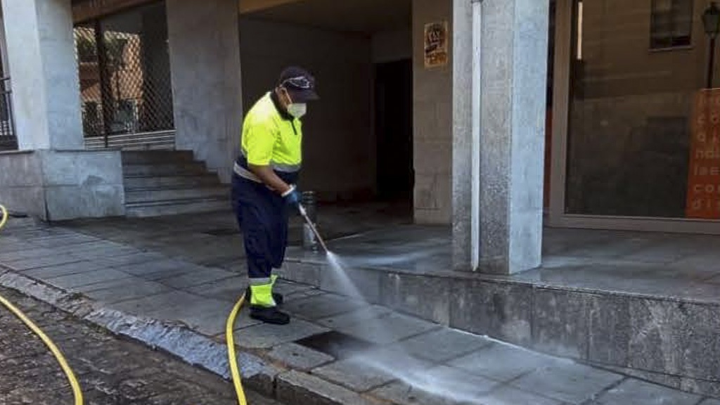 Limpieza y desinfección diversas calles Patriarca y Juan de Austria
