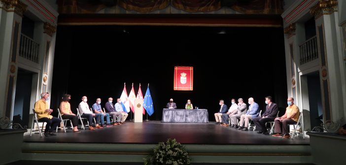 Los empleados municipales en el escenario antes de recoger su mención