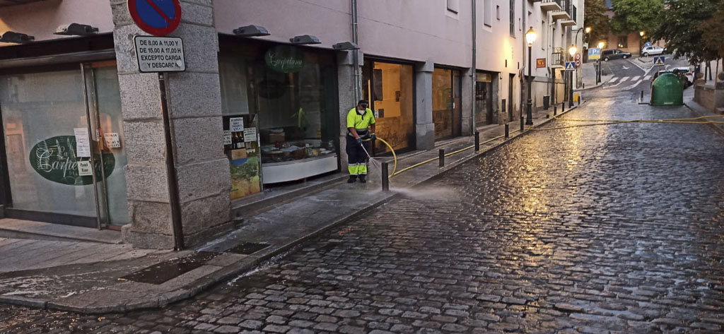 Limpieza y desinfección diversas calles del Rey y Reina Victoria