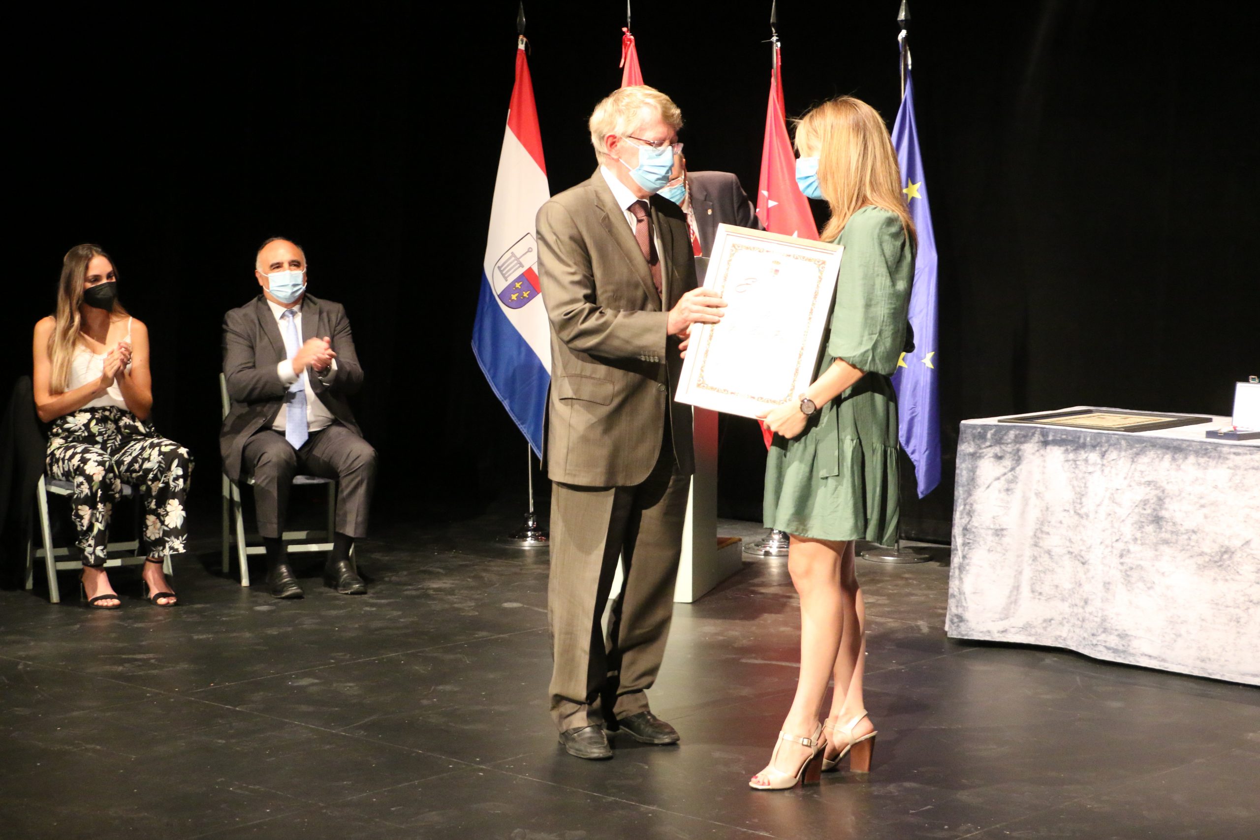 Acto de Honores y Distinciones - El doctor Javier Elviro Peña recoge su Mención Honorífica