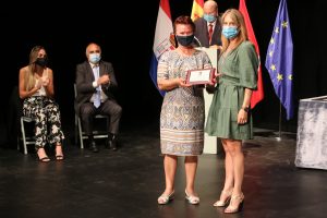 Acto de Honores y Distinciones - Madre Carmen Rodíguez recoge la Placa Conmemorativa otorgada a las Madres Concepcionistas en su 125 aniversario