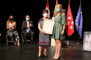 Acto de Honores y Distinciones - María del Señor Muñoz recoge la Mención Honorífica a los docentes de todos los centros educativos del municipio