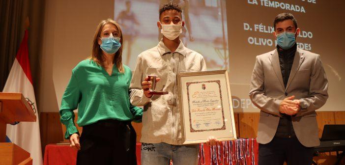 Medalla a Félix Ronaldo Olivo Mercedes, como deportista mejor clasificado de la temporada.