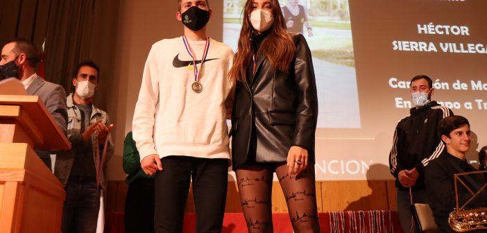 Lucía Rodríguez con Héctor Sierra, destacado en Atletismo.