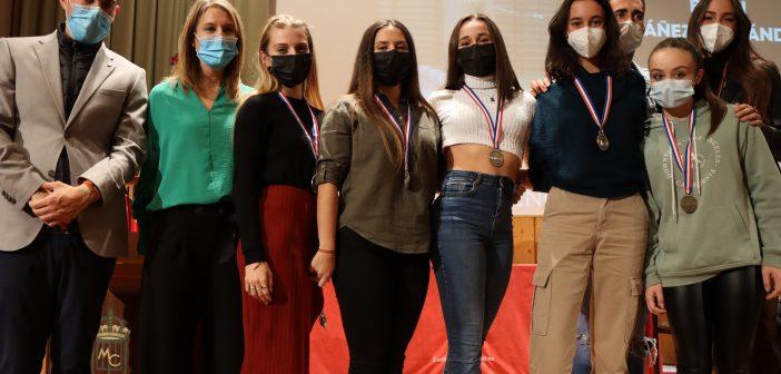 La alcaldesa y el concejal de deportes, con las destacadas en Gimnasia Rítmica.